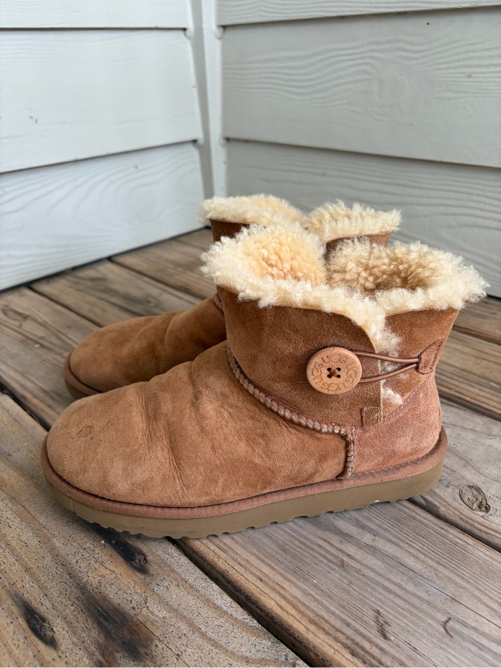 UGG Bailey Button II Chestnut Shearling Mini Boots Women’s Size 9